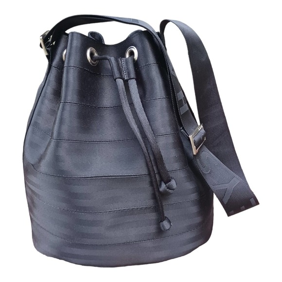 Harveys Seatbelt Bag Berkeley Bucket Purse Black Mint Condition - Picture 2 of 16